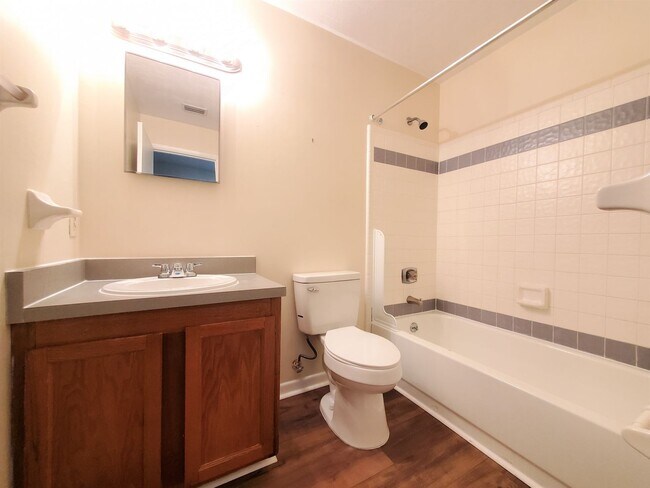 Building Photo - 2 bedroom, 1,5 bathroom townhouse in Mill Run