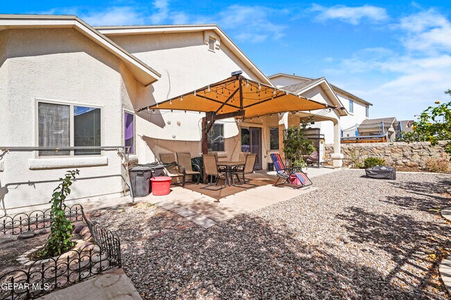 Building Photo - 14560 Meadow Lawn