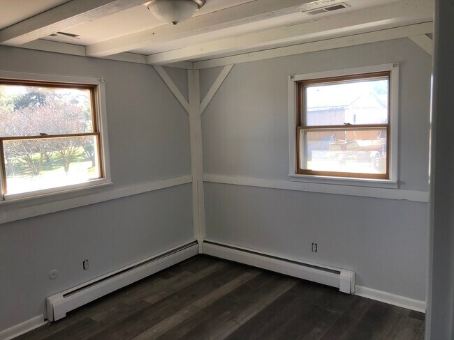 Building Photo - 235 Woodlawn Dr