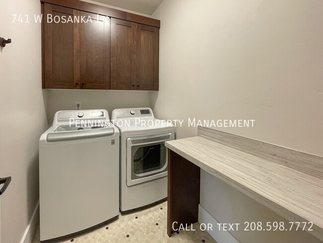 Building Photo - 741 W Bosanka Ln