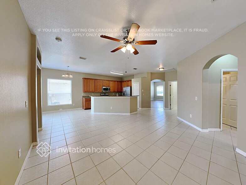 Building Photo - 1888 Sun Gazer Dr