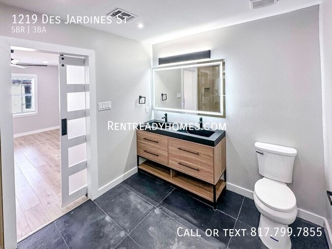 Building Photo - 1219 Des Jardines St