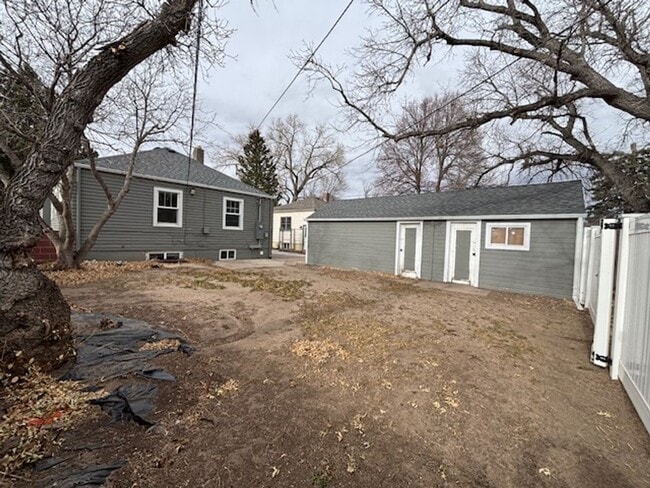 Building Photo - 4 Bedroom 2 Bath House by Frontier Park