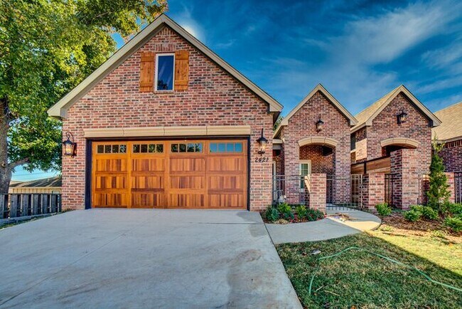 Building Photo - Lawn Care Included! 3/2/2 Luxury Patio Home Broken Arrow