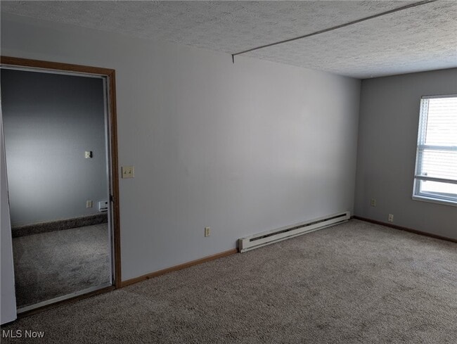 Building Photo - 1588 E Summit St