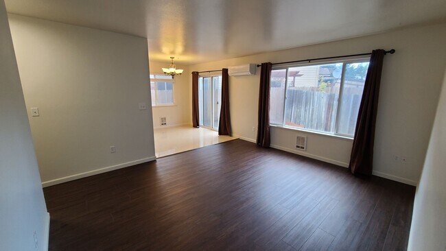 Building Photo - Quartz Ave 3plex/Ariserem-014