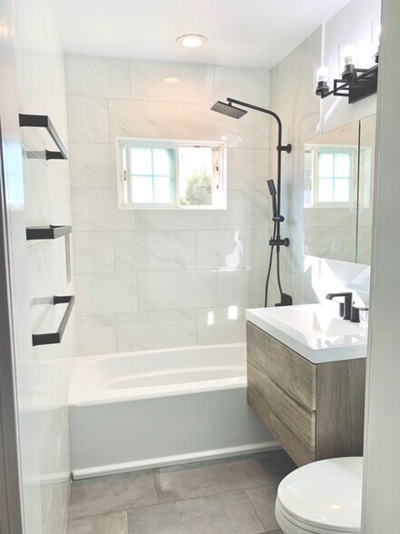 Bathroom - 409 S Colfax St