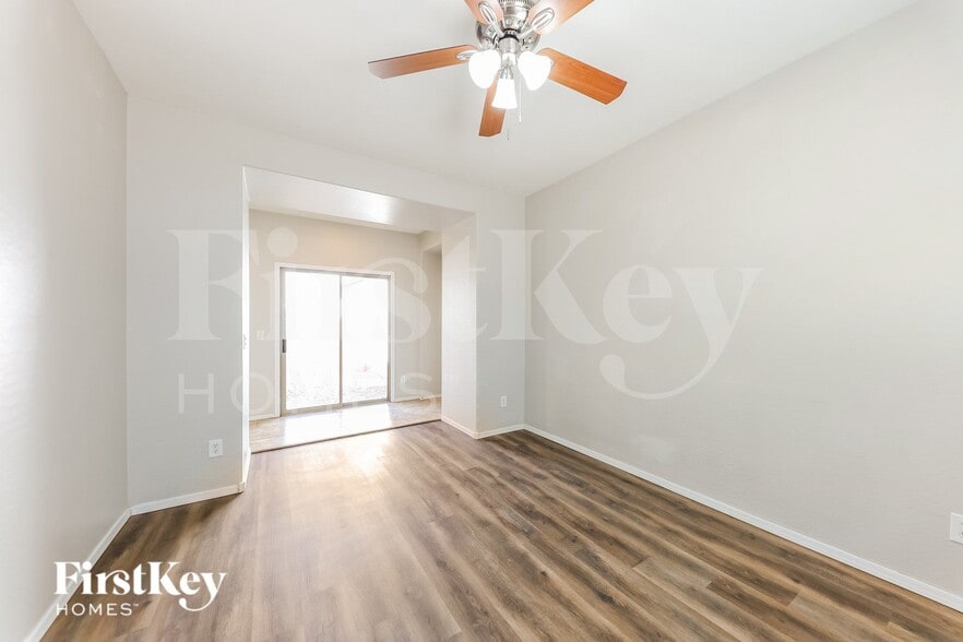 Building Photo - 4680 E Laurel Ave