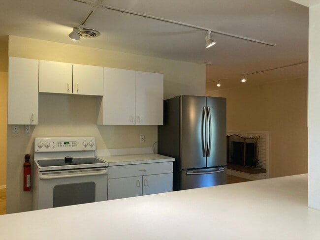 Building Photo - Huge 5BR, large yard, fireplace, big rooms...