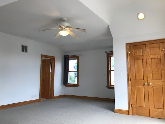 Building Photo - 1415 W Barry Ave