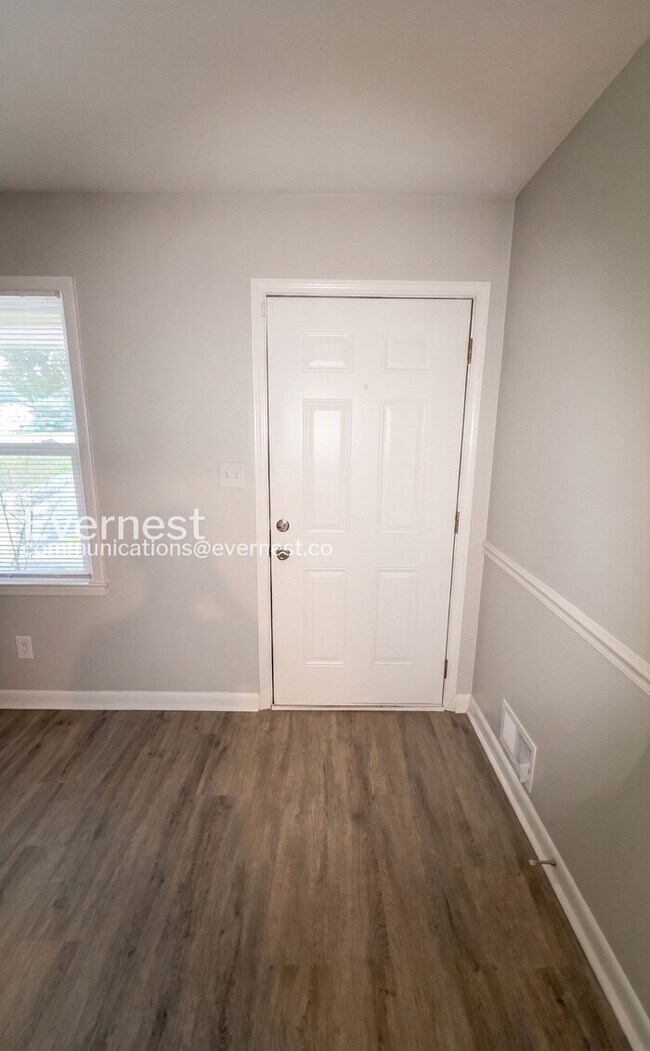 Building Photo - 3-Bed/1.5-Bath Modern Upgrades/ Pet Friendly/Available Now!