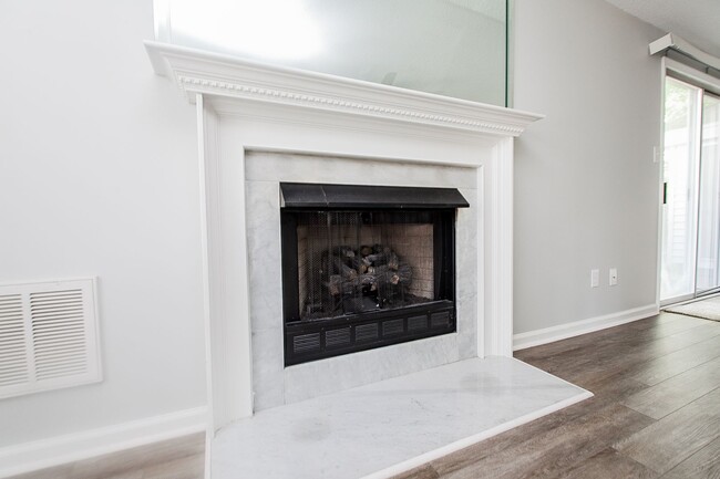 Building Photo - 2 Bedroom 2.5 Bathrooms in South Chesapeake