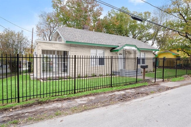 Building Photo - 5001 McKinney St
