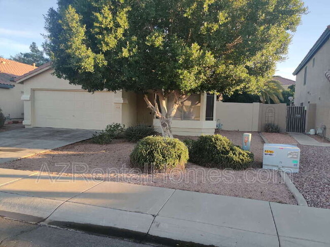 Building Photo - 493 E Cantebria Dr