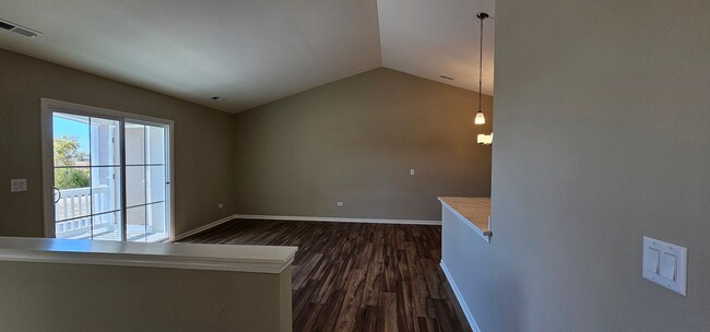 Building Photo - 1 Bedroom, 1 Bathroom, Mid, Second Floor, ...