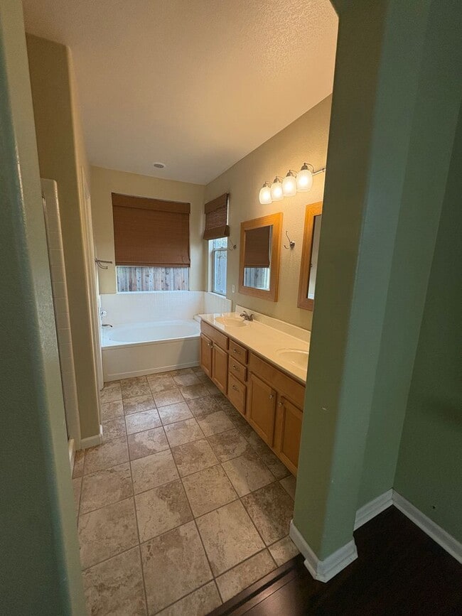 Building Photo - Lovely 4bed/2bath Home in West Sacramento