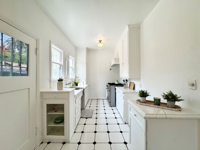 Building Photo - 221 S Gramercy Pl