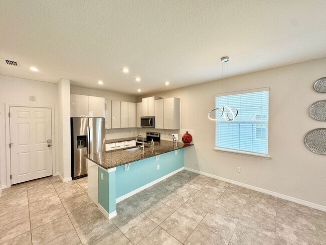 Building Photo - FOR RENT - Beautiful end unit townhouse in Clermont - Waterbrooke