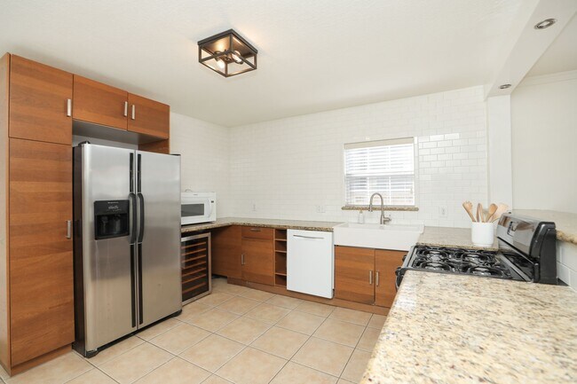 Building Photo - 905 Kern St