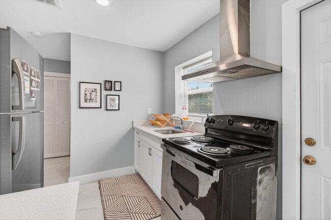 Building Photo - 614 N E St