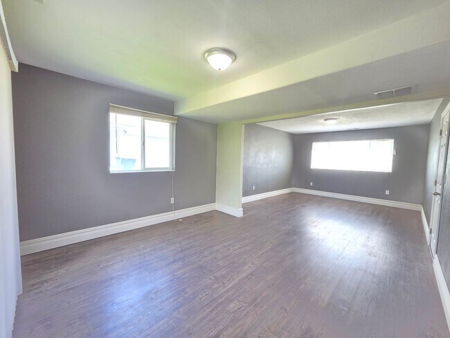 Building Photo - $2,800 - 3 Bed / 2 Bath Beautiful and Spacious Home with a Fully Fenced backyard