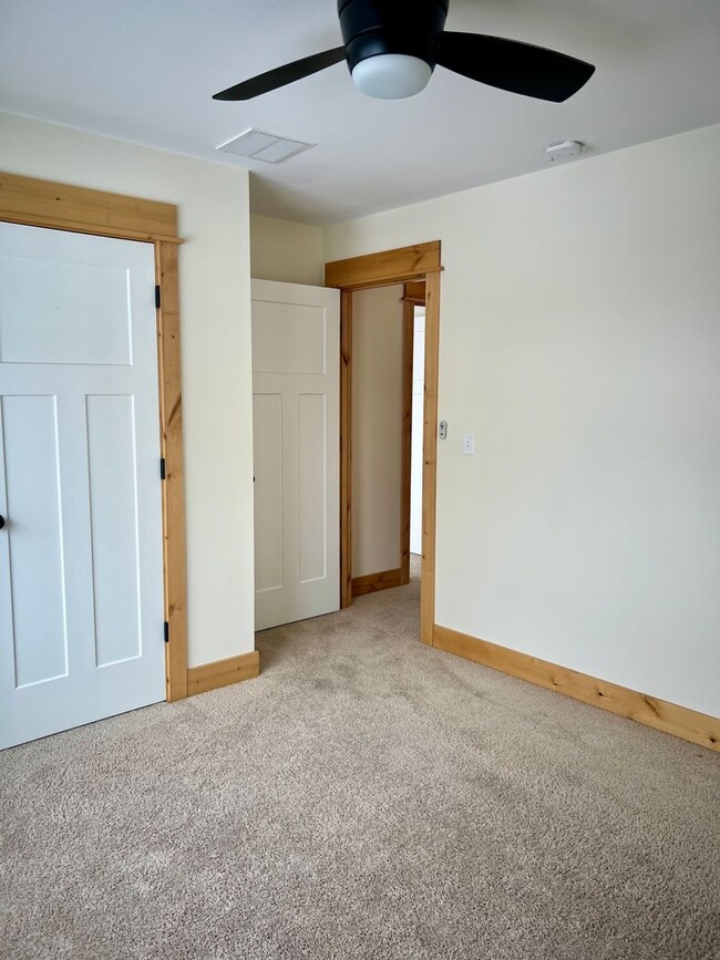 Building Photo - 4 bed 2.5 Bath Townhome in Bozeman