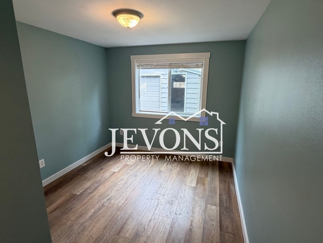 Building Photo - Spacious Single-Family Home on Elevated Corner Lot Near Seattle & Burien