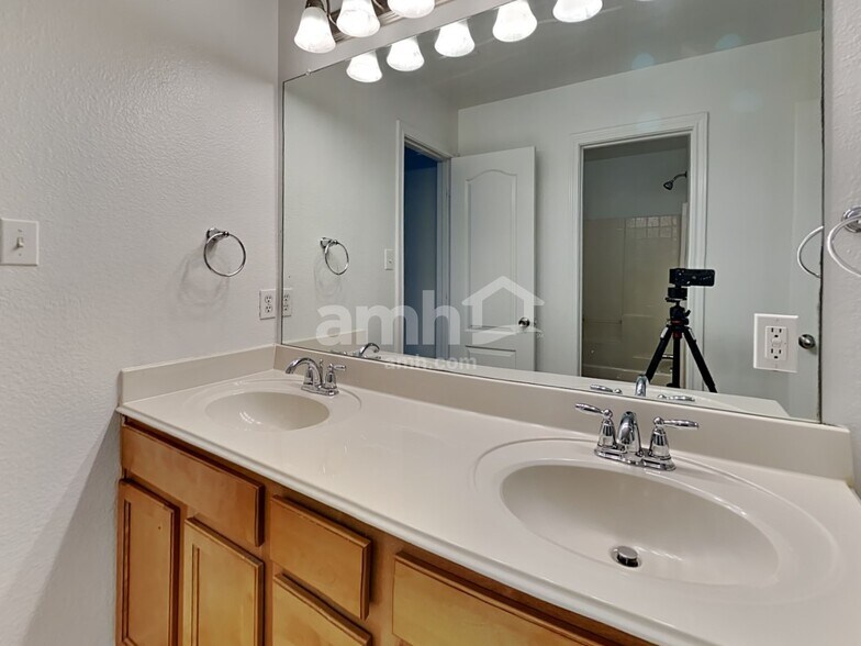 Building Photo - 1506 Melanie Trl