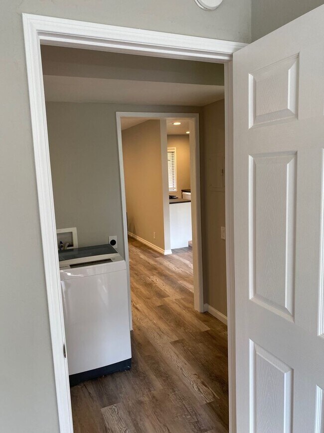 Building Photo - PICTURE PERFECT ONE BEDROOM , ONE BATH CONDO. GREAT MV LOCATION