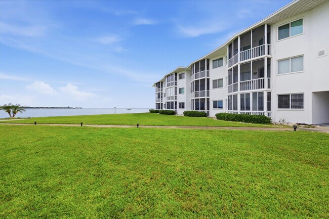 Building Photo - 769 John Ringling Blvd