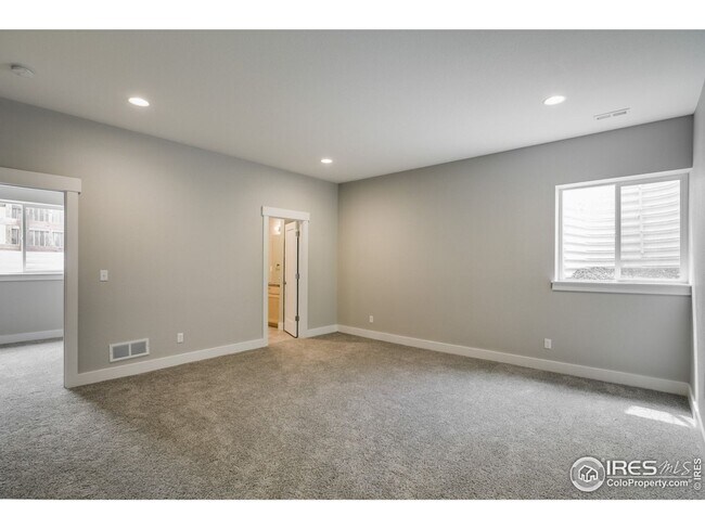 Building Photo - 4 Bedroom Townhome Available in Early Sept...
