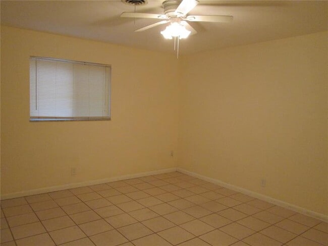 Building Photo - 4831 Bayview Dr