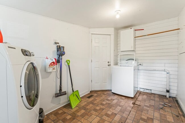 Building Photo - Charming 1 Bedroom near Noblesville High School and Downtown.