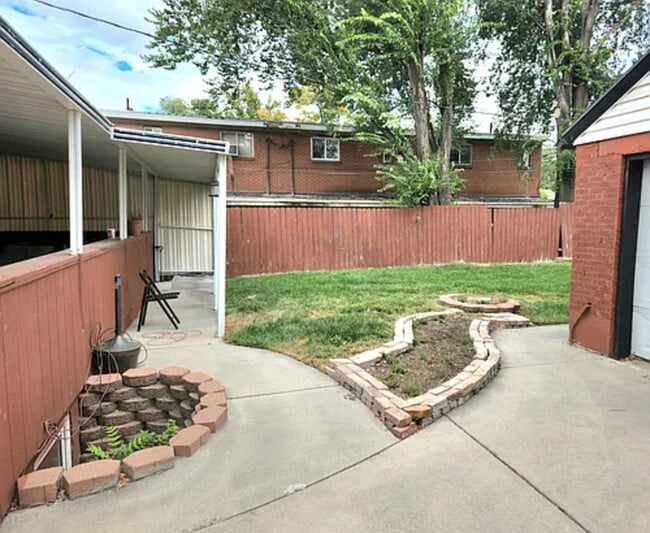 Building Photo - Beautiful 3-Bedroom Garden Apartment in th...