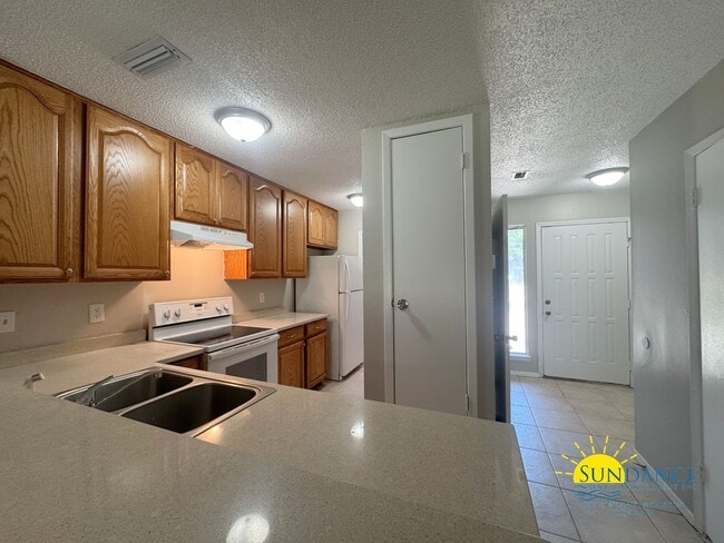 Building Photo - Newly Renovated 2BR/1.5BA Townhouse in For...