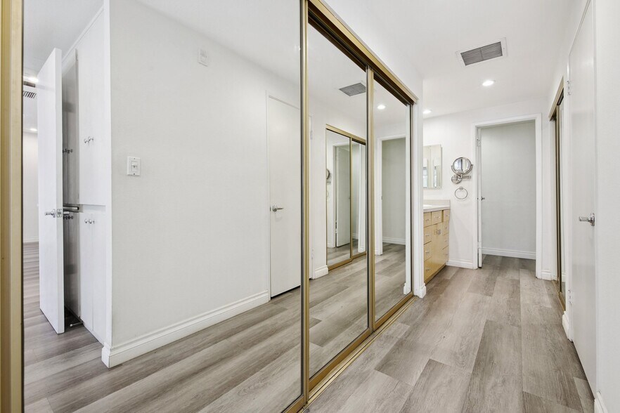 Building Photo - 321 S San Vicente Blvd