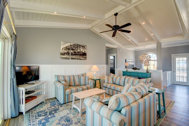 Building Photo - Oceanfront- Pet Friendly- Fully Furnished-...