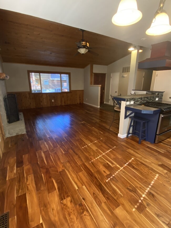 Building Photo - 1090 Oak Ave