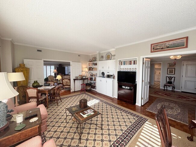 Building Photo - Luxury Living at its Finest!