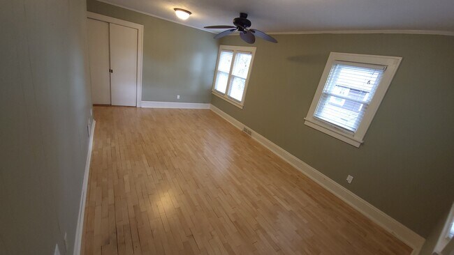 Building Photo - 424 11th St