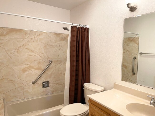 Building Photo - Centrally Located 3 Bedroom Duplex in Windsor with a Single Car Garage!