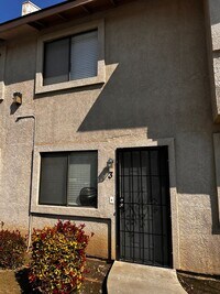 Building Photo - 2 Bedroom 1.5 Bathroom Apartment Available...