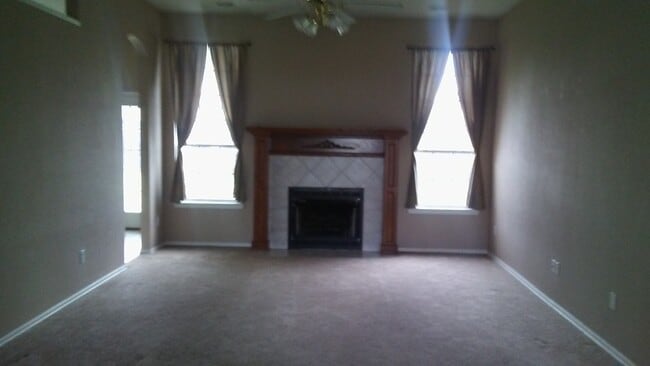 Building Photo - Very nice 3 bedroom home with an office in...