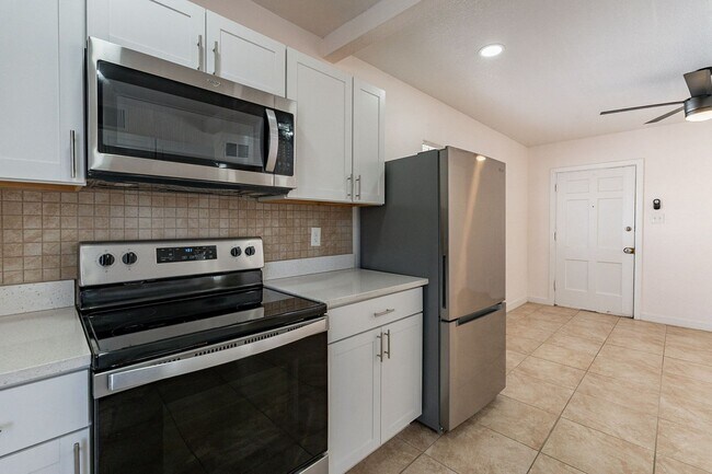 Building Photo - Two Bedrooms - Central Phoenix!