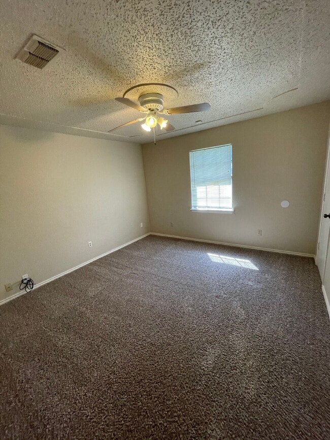 Building Photo - House Located Between Two Parks & Near Mov...