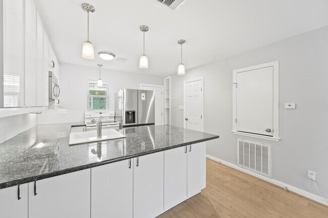 Building Photo - 424 15th St