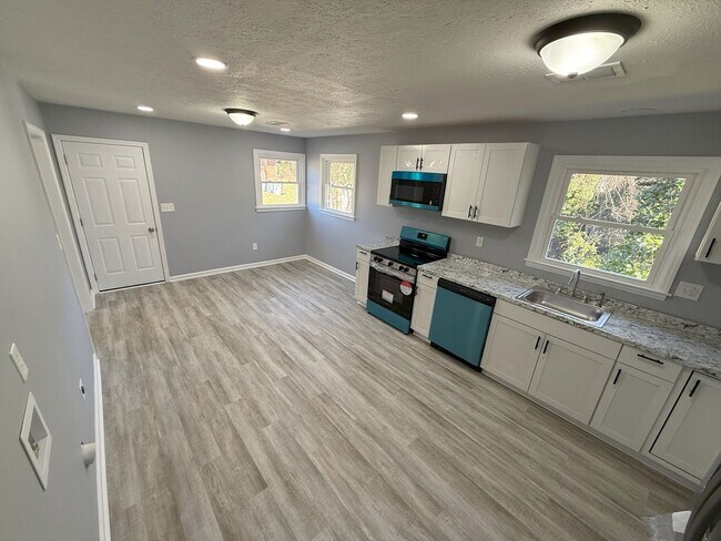 Building Photo - 3 Bedroom House, GREAT LOCATION *FIRST MONTH FREE*