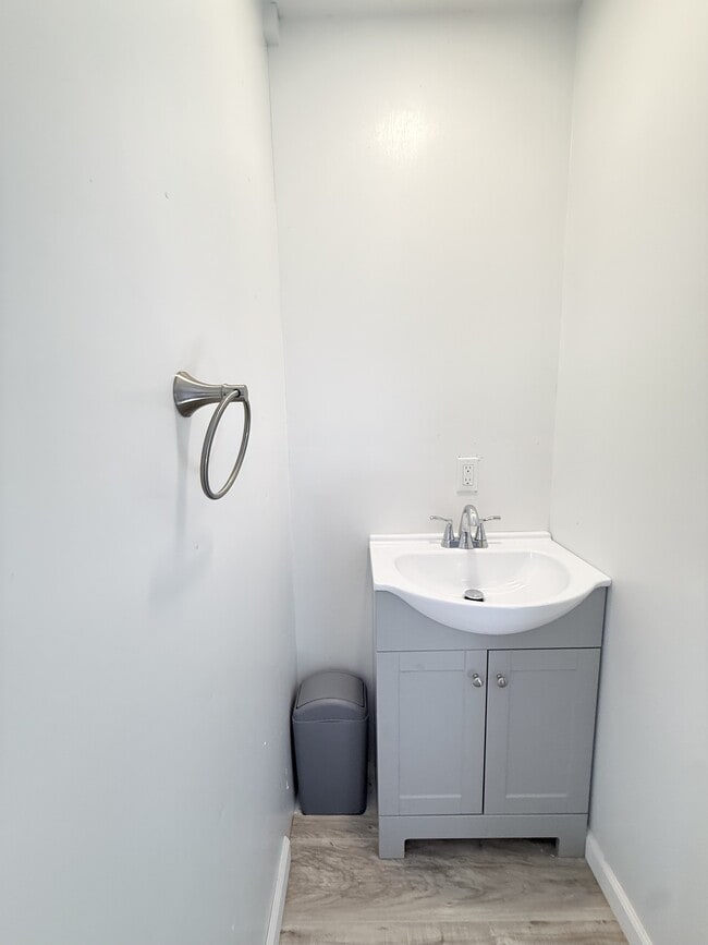 Building Photo - 272 River Rd