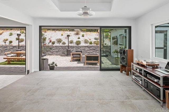 Building Photo - 6073 Avenida Chamnez