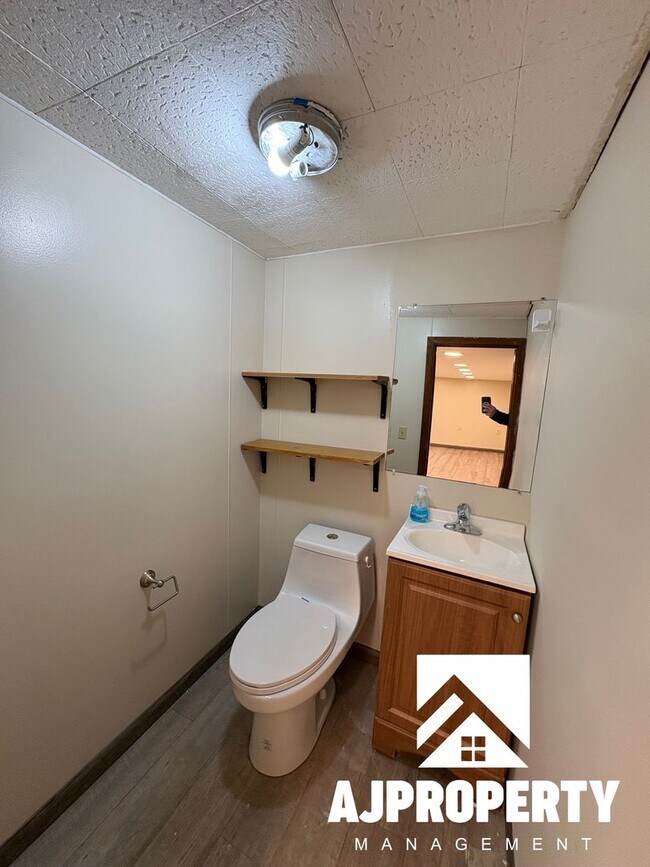 Building Photo - 1925 S Lake Ave